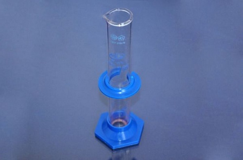Цилиндр измерительный с носиком  100 мл, 3-100-2 с нос., на пласт. осн.